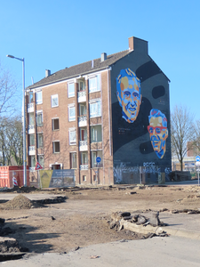 912455 Gezicht op het restant van de flat aan de Thomas à Kempisweg te Utrecht, met op de zijgevel een muurschildering ...